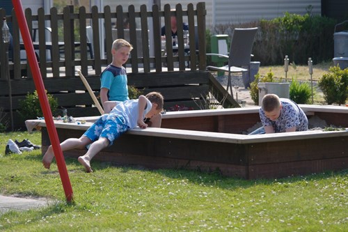 Camping golfzang. De familiecamping aan zee en dichtbij het strand en de duinen. Honden zijn toegestaan en het terrein is autovrij. www.campinggolfzang.nl