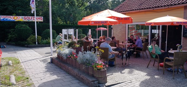 foto van het cafe van camping golfzang. De familiecamping aan zee en dichtbij het strand en de duinen. Honden zijn toegestaan en het terrein is autovrij. www.campinggolfzang.nl