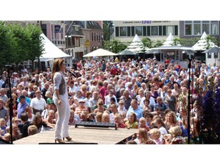 Schager markt vlakbij Camping golfzang. De familiecamping aan zee en dichtbij het strand en de duinen. Honden zijn toegestaan en het terrein is autovrij. www.campinggolfzang.nl